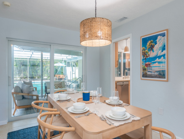 Luxurious Coastal Retreat in Sarasota - 4-Bedroom Home with Pool